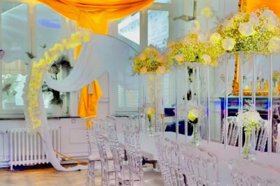 Salle de bain moderne avec lavabo double, miroir, toilettes grises et étagères décorées de plantes et flacons.