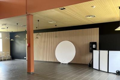 Miniature Location salle Champagne-sur-Seine (Seine-et-Marne) - La Villa Stena #5 Façade d'un bâtiment avec des fenêtres, un panneau ’La Villa Stena’ et un chemin bordé de lampadaires et bancs.