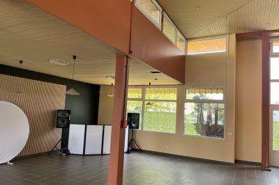 Miniature Location salle Champagne-sur-Seine (Seine-et-Marne) - La Villa Stena #7 Façade d'un bâtiment avec des fenêtres, un panneau ’La Villa Stena’ et un chemin bordé de lampadaires et bancs.