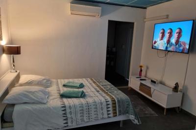 Décoration d'anniversaire avec ballons, chiffres lumineux ’18’, miroir interactif et accessoires sur une table.