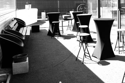 Décoration d'anniversaire avec ballons, chiffres lumineux ’18’, miroir interactif et accessoires sur une table.