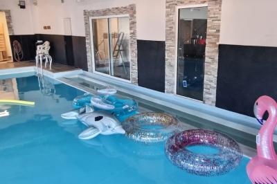 Décoration d'anniversaire avec ballons, chiffres lumineux ’18’, miroir interactif et accessoires sur une table.