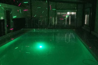 Décoration d'anniversaire avec ballons, chiffres lumineux ’18’, miroir interactif et accessoires sur une table.