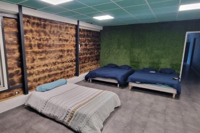 Décoration d'anniversaire avec ballons, chiffres lumineux ’18’, miroir interactif et accessoires sur une table.