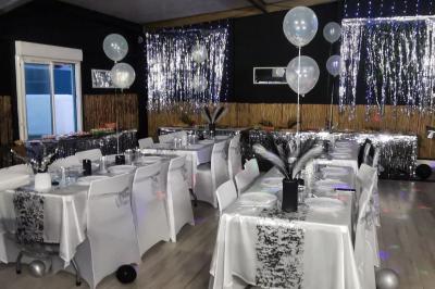 Décoration d'anniversaire avec ballons, chiffres lumineux ’18’, miroir interactif et accessoires sur une table.