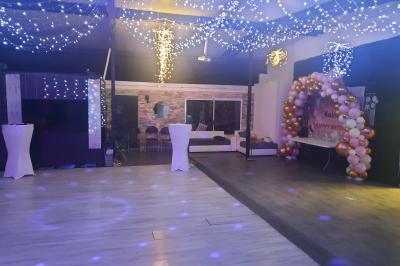 Décoration d'anniversaire avec ballons, chiffres lumineux ’18’, miroir interactif et accessoires sur une table.