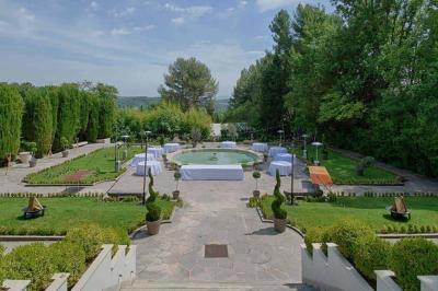 Miniature Location salle Aix-en-Provence (Bouches-du-Rhône) - La Migranière #2 Terrain de tennis en plein air entouré d'arbres et de verdure, avec une vue dégagée sur l'horizon.