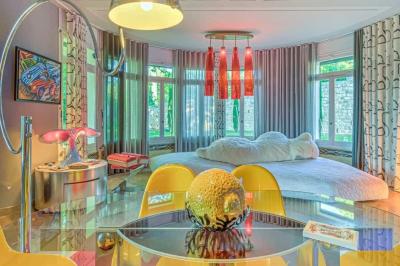 Miniature Location salle Aix-en-Provence (Bouches-du-Rhône) - La Migranière #3 Terrain de tennis en plein air entouré d'arbres et de verdure, avec une vue dégagée sur l'horizon.