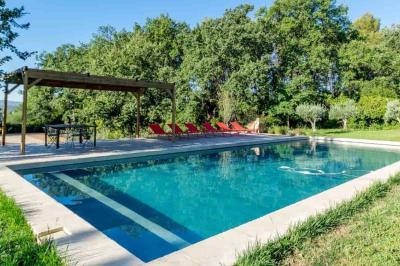 Miniature Location salle Aix-en-Provence (Bouches-du-Rhône) - La Migranière #5 Terrain de tennis en plein air entouré d'arbres et de verdure, avec une vue dégagée sur l'horizon.