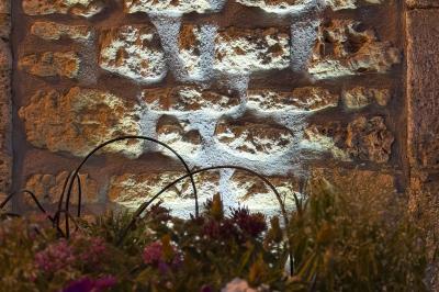Mariés entrant dans une salle de réception décorée, entourés de fontaines lumineuses et de tables dressées.