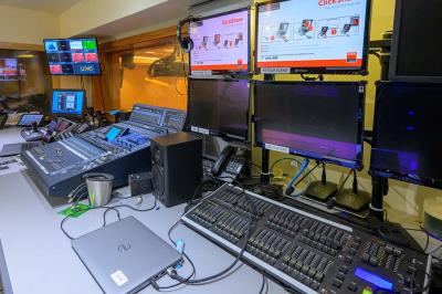 Vue d'une terrasse végétalisée surplombant Paris avec la Tour Eiffel visible à l'horizon sous un ciel bleu.