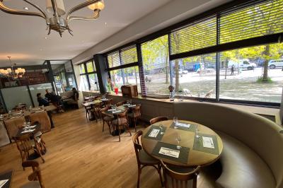 Miniature Location salle Villejuif (Val-de-Marne) - Le Barbaresco #3 Terrasse d'un café avec des tables et chaises en extérieur, située devant une façade vitrée sous un auvent.