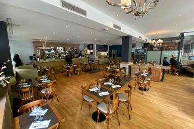 Miniature Location salle Villejuif (Val-de-Marne) - Le Barbaresco #4 Terrasse d'un café avec des tables et chaises en extérieur, située devant une façade vitrée sous un auvent.