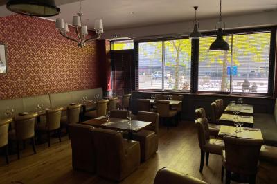 Miniature Location salle Villejuif (Val-de-Marne) - Le Barbaresco #5 Terrasse d'un café avec des tables et chaises en extérieur, située devant une façade vitrée sous un auvent.