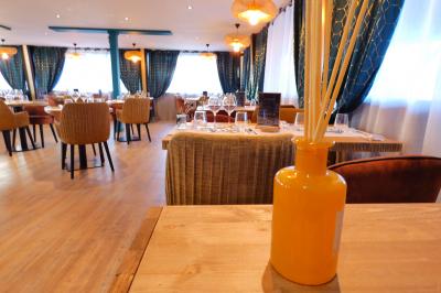 Garage avec sol en béton, mur en parpaings, éclairage au néon, et sortie donnant sur une allée extérieure.