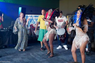 Personne ajustant les commandes d'une table de mixage en plein air, avec de l'herbe en arrière-plan.