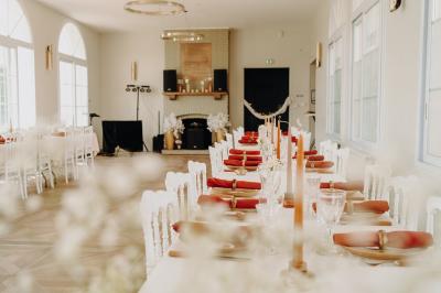 Une DJ mixant de la musique sur une table de mixage dans une ambiance lumineuse violette.