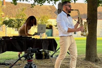 Une DJ mixant de la musique sur une table de mixage dans une ambiance lumineuse violette.