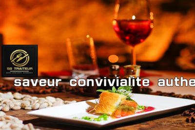 Buffet avec plusieurs plats chauds en marmites en inox, accompagné de sauces et d'assiettes en arrière-plan.