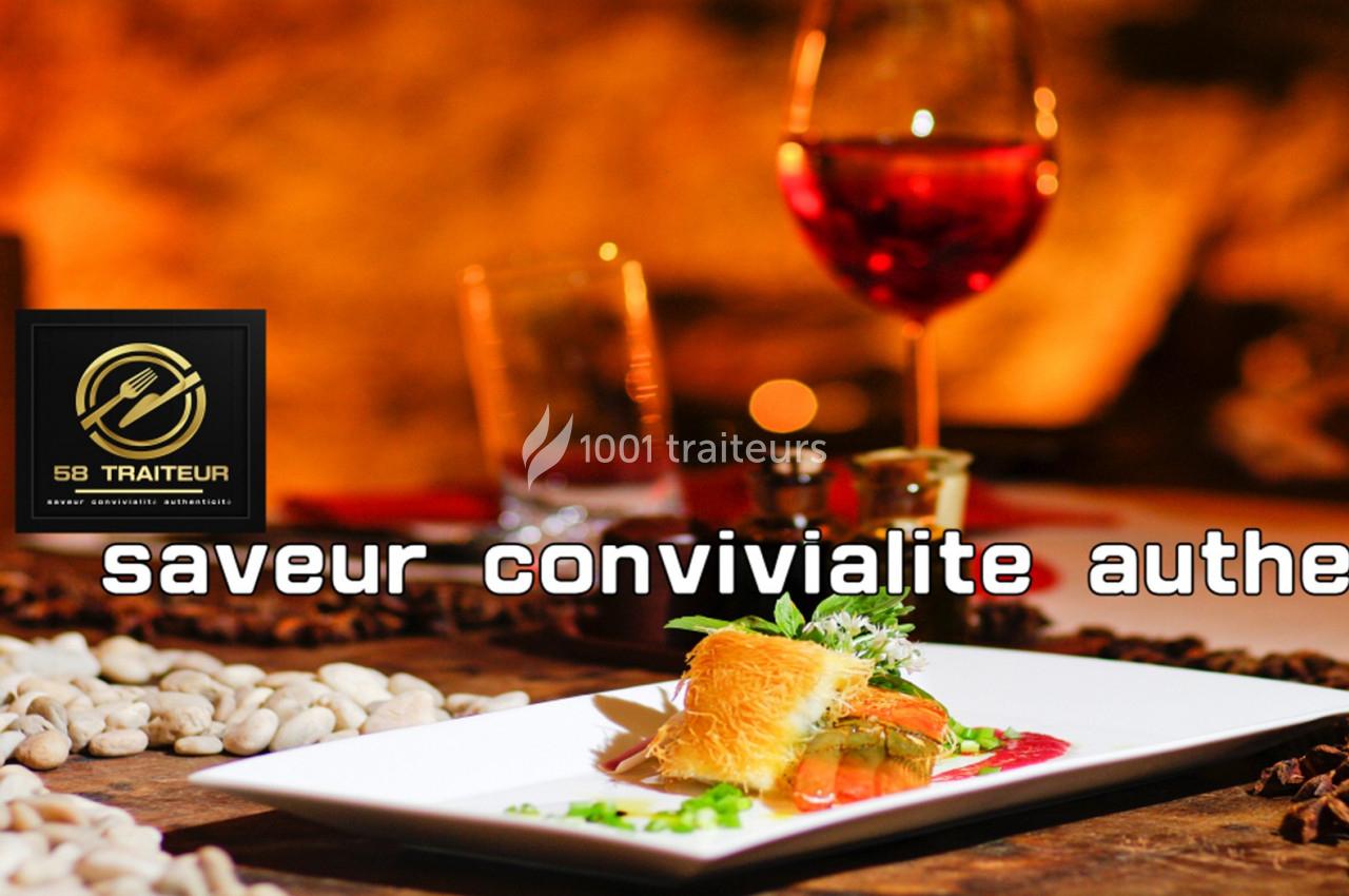 Assiette gastronomique avec feuilleté, légumes et sauce, posée sur une table décorée, verre de vin en arrière-plan.