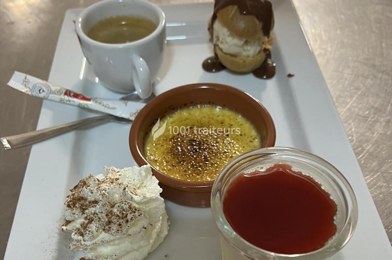 Assortiment de desserts comprenant une crème brûlée, une profiterole, une panna cotta, une chantilly et un café.