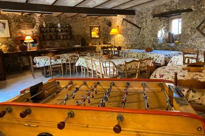 Une rangée de vélos garés sous des arbres dans un espace vert, avec une personne en arrière-plan.