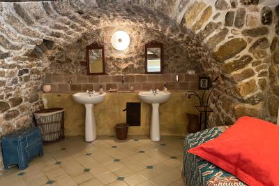 Une rangée de vélos garés sous des arbres dans un espace vert, avec une personne en arrière-plan.