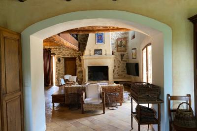 Une rangée de vélos garés sous des arbres dans un espace vert, avec une personne en arrière-plan.