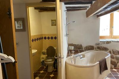 Une rangée de vélos garés sous des arbres dans un espace vert, avec une personne en arrière-plan.