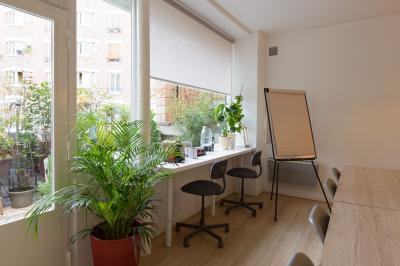 Cuisine étroite avec électroménagers, étagères murales, carrelage au sol et éclairage suspendu.