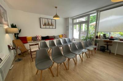 Cuisine étroite avec électroménagers, étagères murales, carrelage au sol et éclairage suspendu.