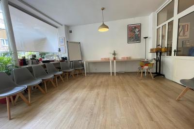 Cuisine étroite avec électroménagers, étagères murales, carrelage au sol et éclairage suspendu.