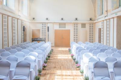Chambre moderne avec lit double, décor sombre, mur orné d'une grande photo artistique et éclairage tamisé.