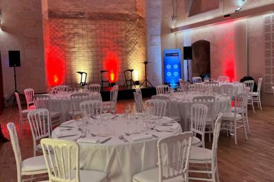 Chambre moderne avec lit double, décor sombre, mur orné d'une grande photo artistique et éclairage tamisé.