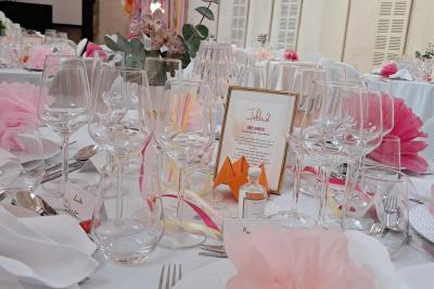 Chambre moderne avec lit double, décor sombre, mur orné d'une grande photo artistique et éclairage tamisé.