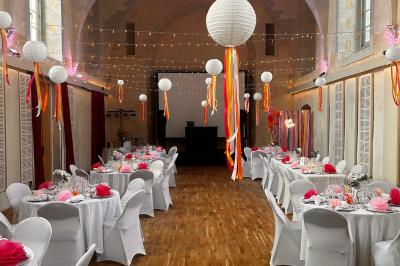 Chambre moderne avec lit double, décor sombre, mur orné d'une grande photo artistique et éclairage tamisé.