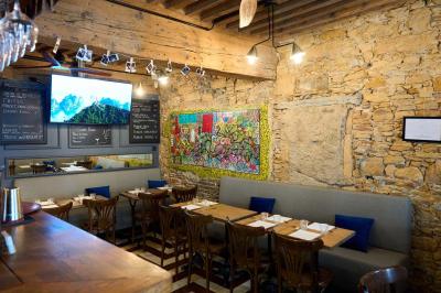 Pot de mousse au chocolat dans un bocal en verre ouvert, posé sur une assiette avec une cuillère en métal.