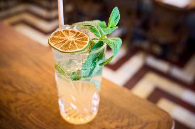 Pot de mousse au chocolat dans un bocal en verre ouvert, posé sur une assiette avec une cuillère en métal.