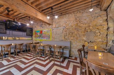 Pot de mousse au chocolat dans un bocal en verre ouvert, posé sur une assiette avec une cuillère en métal.