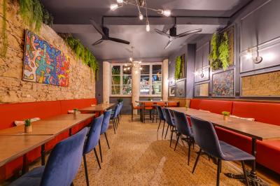 Pot de mousse au chocolat dans un bocal en verre ouvert, posé sur une assiette avec une cuillère en métal.