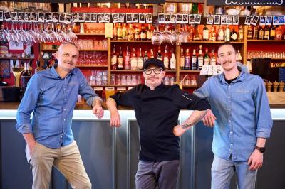 Pot de mousse au chocolat dans un bocal en verre ouvert, posé sur une assiette avec une cuillère en métal.