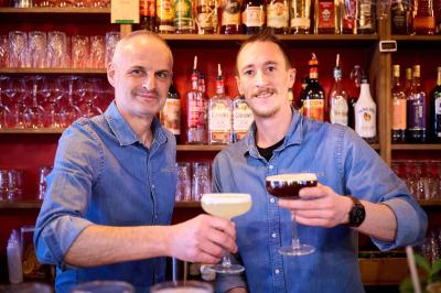 Pot de mousse au chocolat dans un bocal en verre ouvert, posé sur une assiette avec une cuillère en métal.