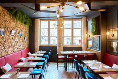 Pot de mousse au chocolat dans un bocal en verre ouvert, posé sur une assiette avec une cuillère en métal.
