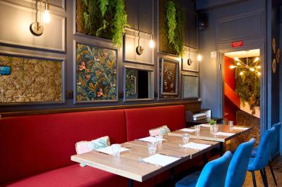 Pot de mousse au chocolat dans un bocal en verre ouvert, posé sur une assiette avec une cuillère en métal.