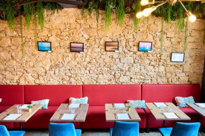Pot de mousse au chocolat dans un bocal en verre ouvert, posé sur une assiette avec une cuillère en métal.