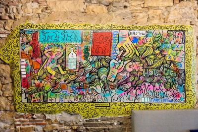 Pot de mousse au chocolat dans un bocal en verre ouvert, posé sur une assiette avec une cuillère en métal.