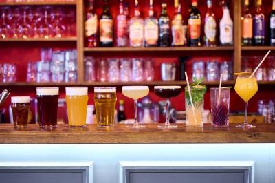 Pot de mousse au chocolat dans un bocal en verre ouvert, posé sur une assiette avec une cuillère en métal.