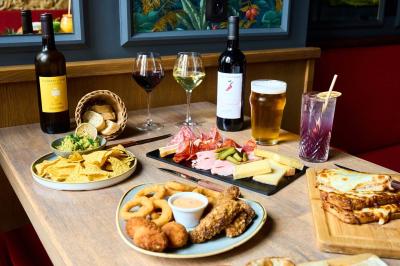 Pot de mousse au chocolat dans un bocal en verre ouvert, posé sur une assiette avec une cuillère en métal.