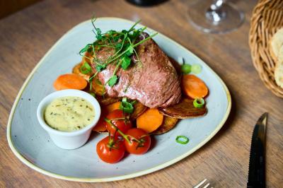 Pot de mousse au chocolat dans un bocal en verre ouvert, posé sur une assiette avec une cuillère en métal.
