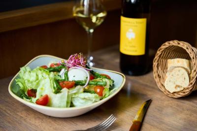 Pot de mousse au chocolat dans un bocal en verre ouvert, posé sur une assiette avec une cuillère en métal.